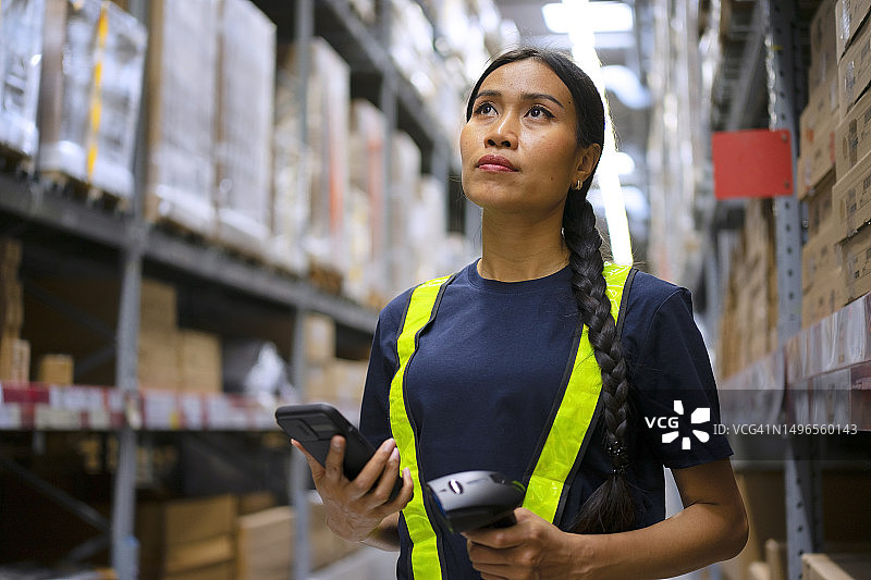 员工在仓库检查商品图片素材