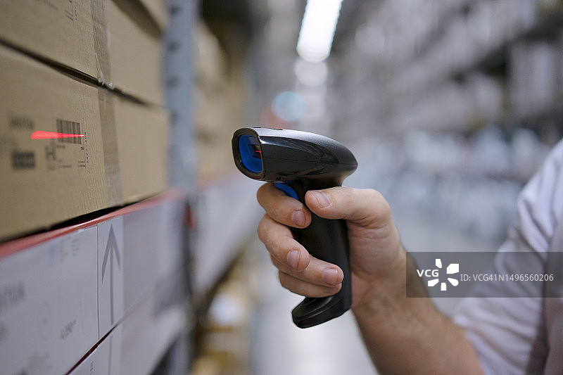 员工在仓库检查商品图片素材