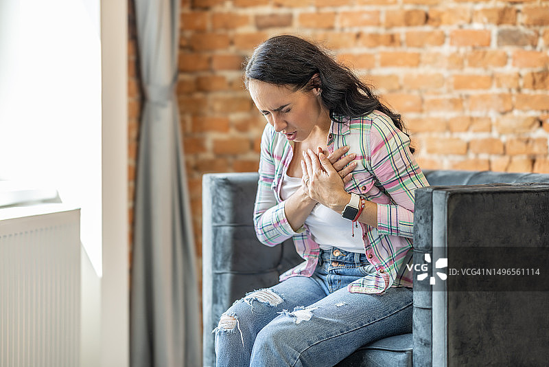 年轻女人正在做手部按摩图片素材