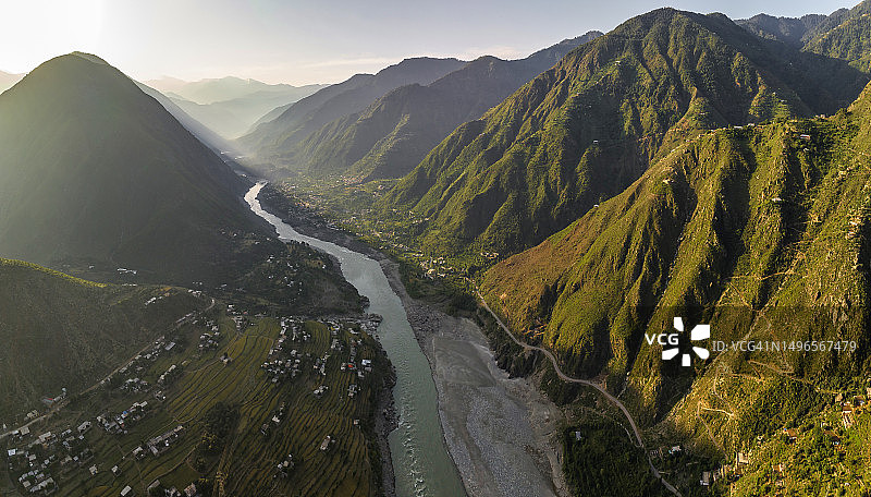 巴基斯坦开伯尔-普赫图赫瓦省香拉区,贝沙姆市和印度河稻田谷的无人机日出景观。位于喀喇昆仑公路沿线的印度河右岸图片素材