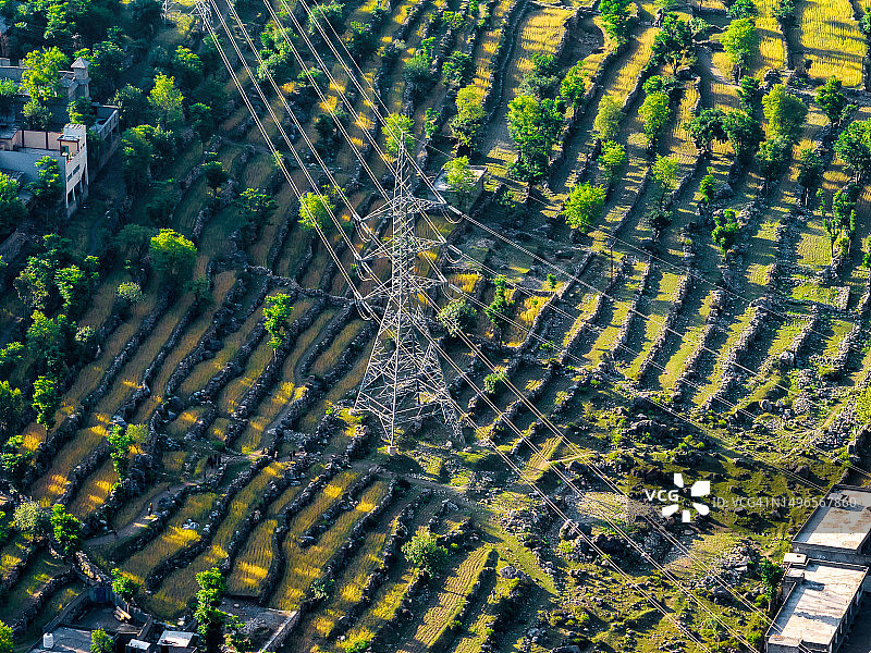 巴基斯坦开伯尔-普赫图赫瓦省香拉区，贝沙姆市和印度河稻田谷的无人机日出景观。位于喀喇昆仑公路沿线的印度河右岸图片素材