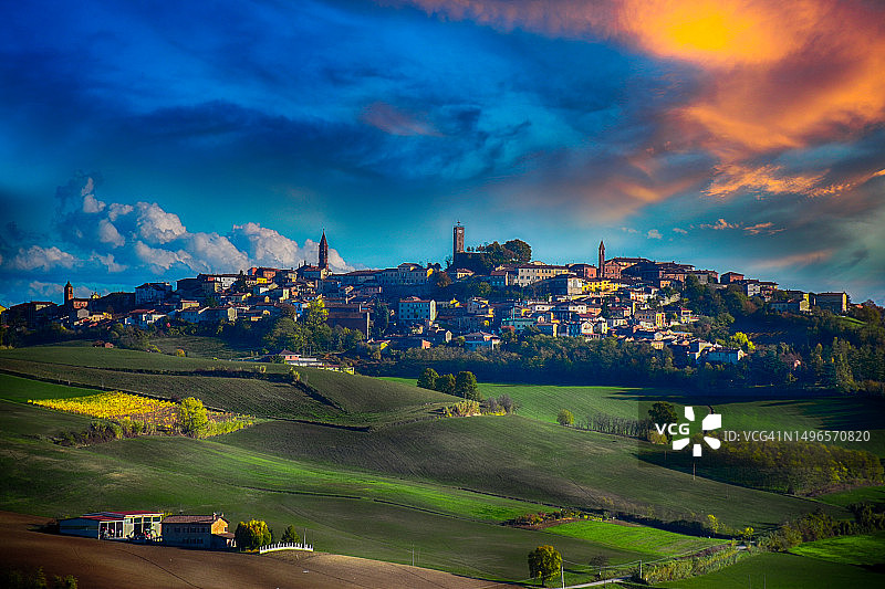 意大利皮埃蒙特亚历山德里亚蒙费拉托的耕地图片素材