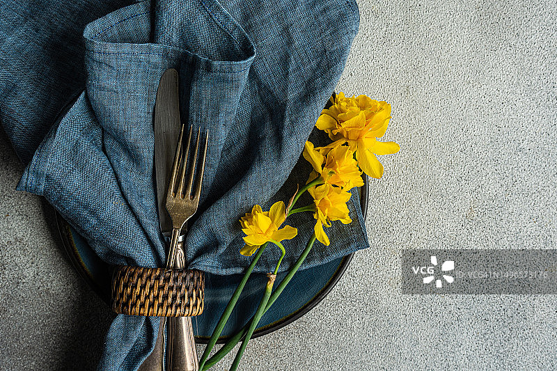 俯视角度拍摄的春季餐桌摆设与水仙花图片素材