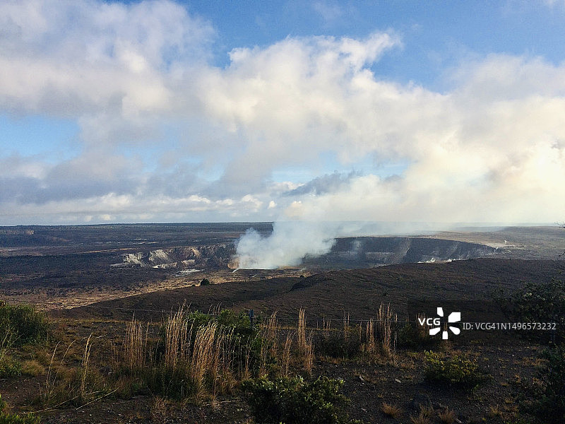 美国夏威夷大岛基拉韦厄火山冒出的烟图片素材