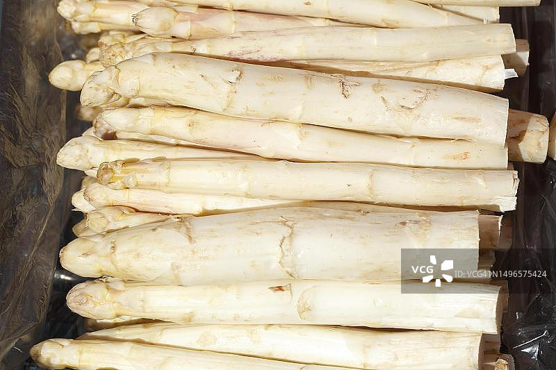 德国市场摊位上的新鲜芦笋图片素材