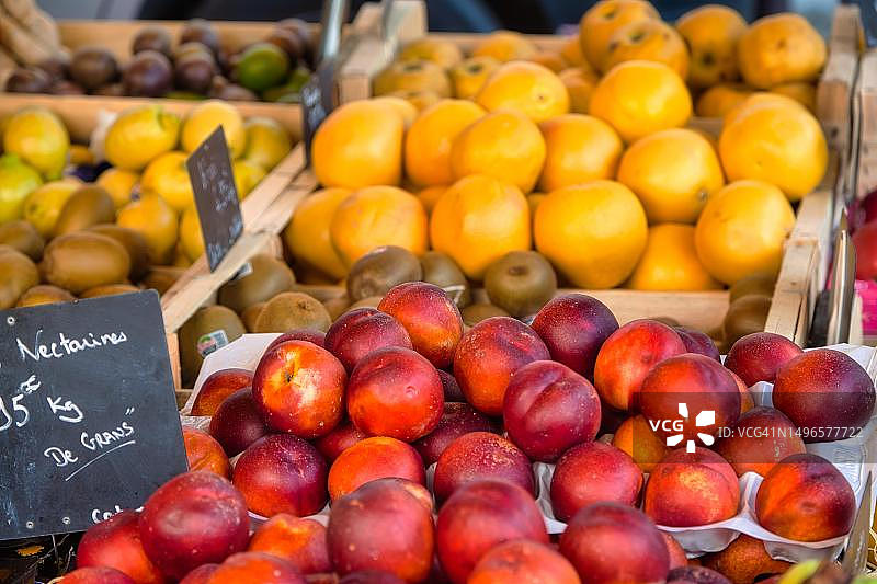 法国普罗旺斯-阿尔卑斯-蓝色海岸地区索格河畔利勒集市上的水果图片素材