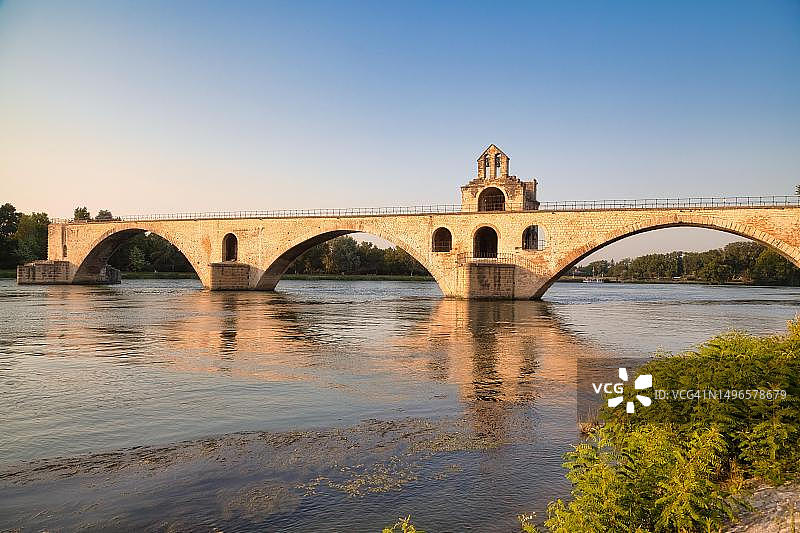 阿维尼翁罗纳河上的圣贝内泽桥图片素材