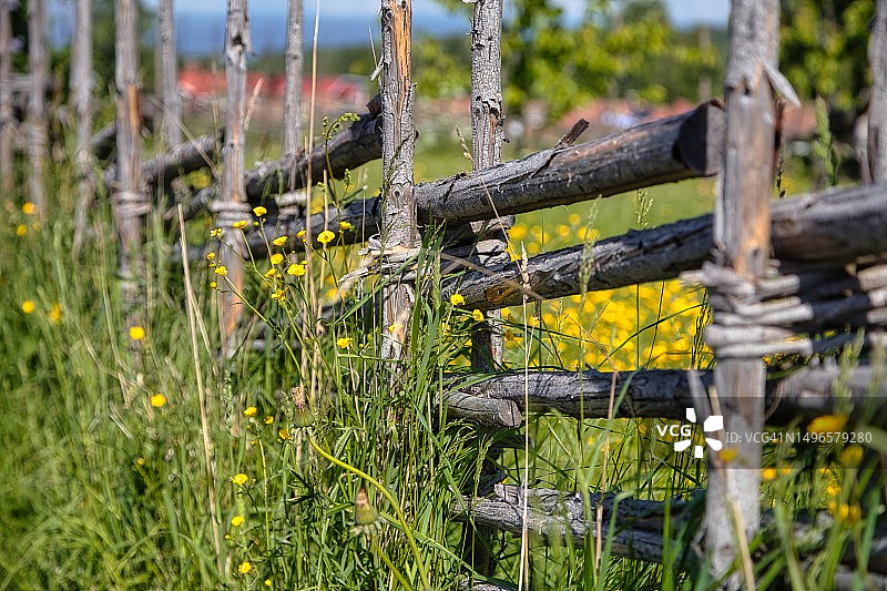 瑞典达拉纳省莱克桑德市锡连湖畔泰尔贝格的木栅栏图片素材