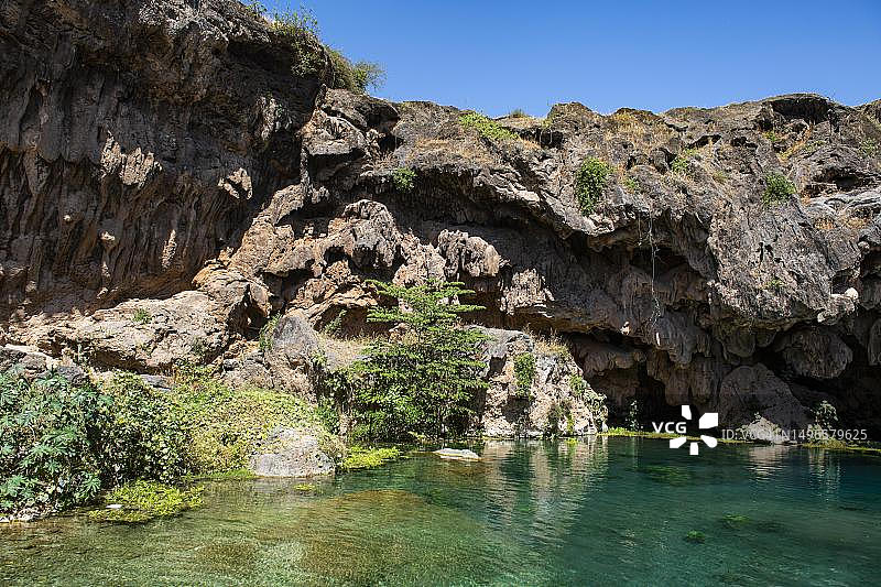 阿曼塞拉莱艾因萨赫卢努特的碧绿水池图片素材