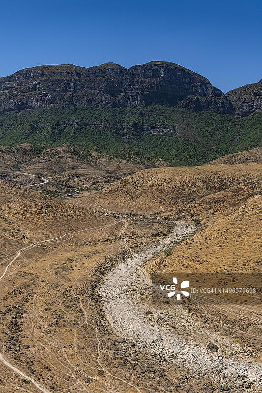 阿曼塞拉莱绿岩悬崖前的干涸河床图片素材