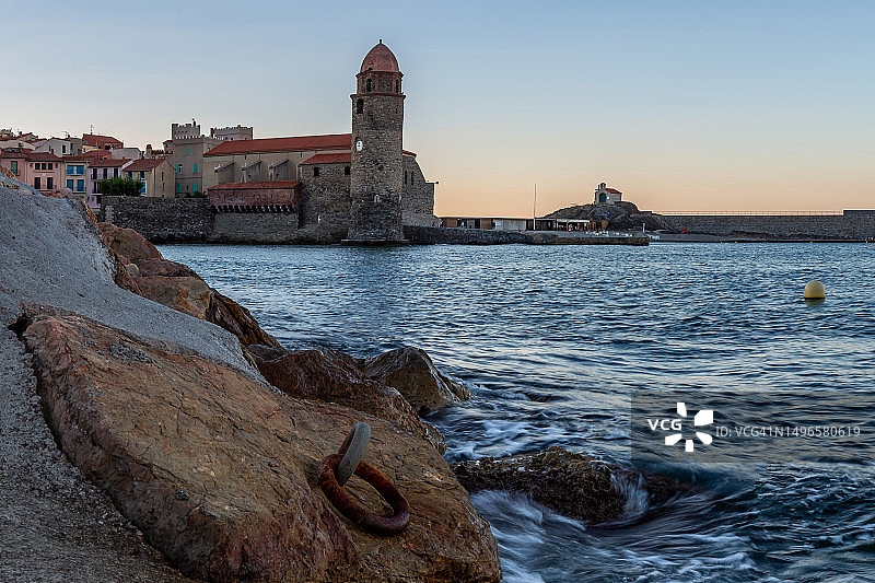 科利乌尔：法国南部著名历史村庄的古老灯塔（ vermeille海岸）图片素材