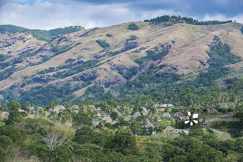 斐济维提岛高地的纳瓦拉村庄，南太平洋图片素材
