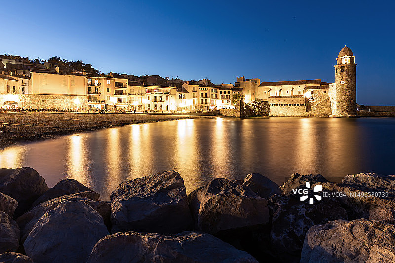 蓝色时刻的科利乌尔村庄和灯塔 - 法国南部的著名历史村庄（法国，韦尔梅耶海岸）图片素材