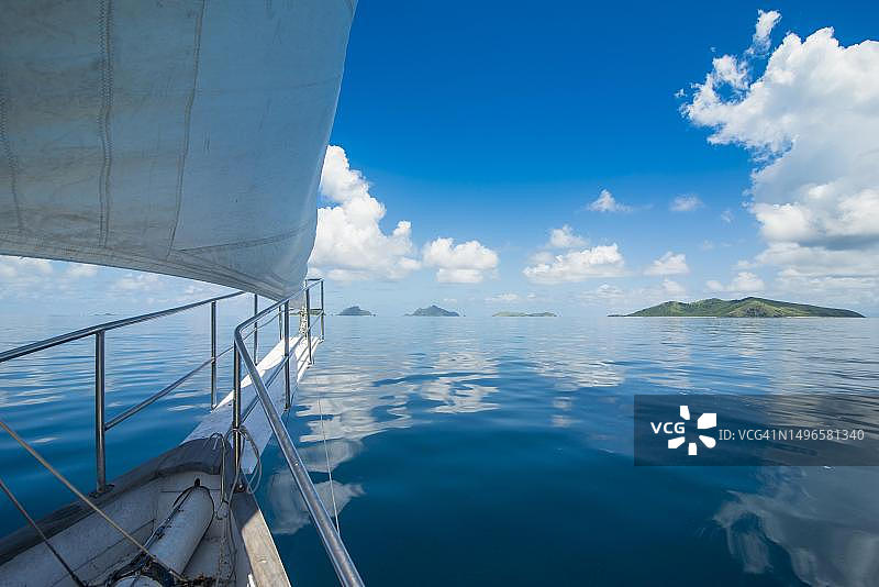 在斐济马马努卡岛的平静水域中航行图片素材