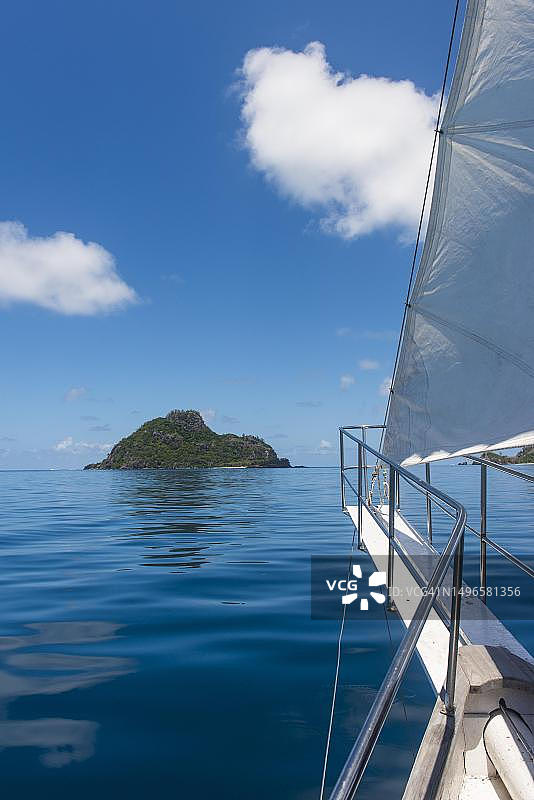 在斐济马马努卡岛的平静水域中航行图片素材