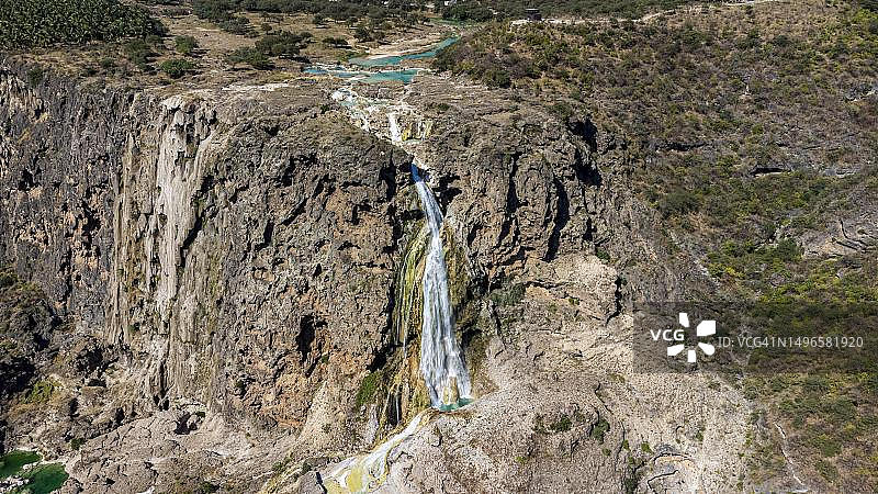 阿曼塞拉莱，达尔巴特峡谷的碧绿瀑布图片素材