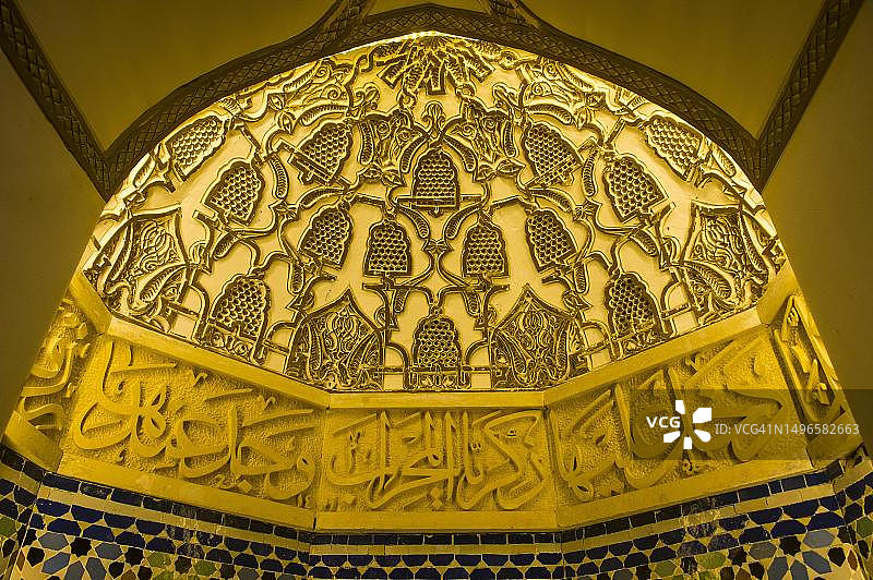 科威特市大清真寺内的金色壁龛图片素材