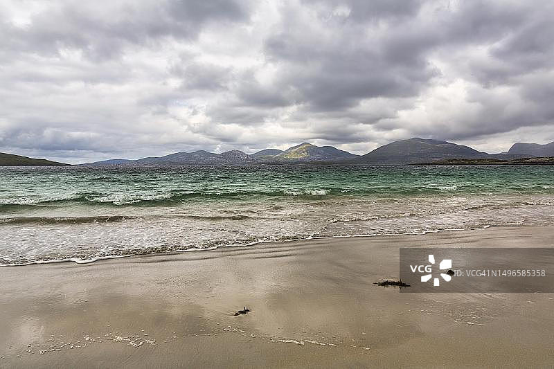 苏格兰哈里斯岛东洛赫塔伯特海口海岸线沙滩与山脉图片素材