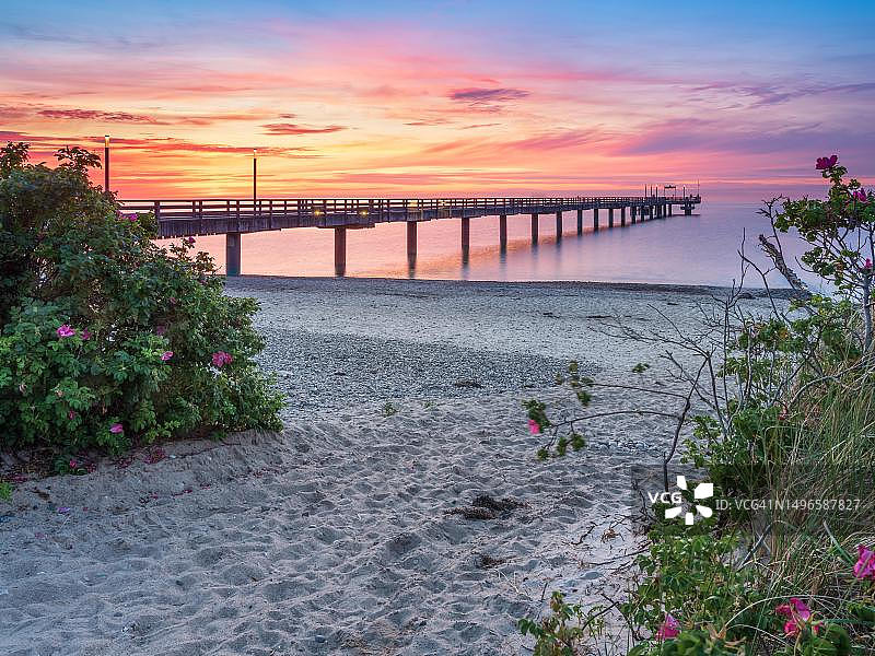德国梅克伦堡-前波莫瑞州海利根达姆波罗的海海滩日落码头图片素材