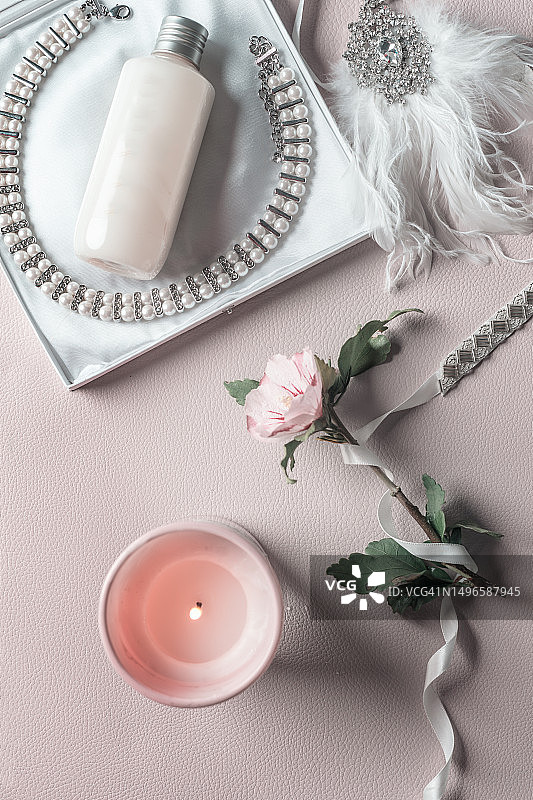 唯美静物：蜡烛、鲜花、化妆品和珍珠项链图片素材