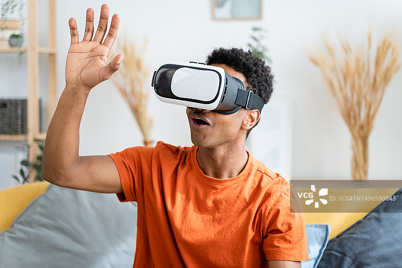 男人在家玩VR游戏图片素材