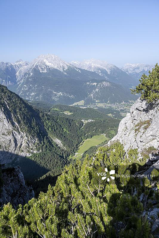 从霍赫戈尔峰看瓦茨曼山和霍赫卡尔特山，贝希特斯加登阿尔卑斯山，德国巴伐利亚图片素材