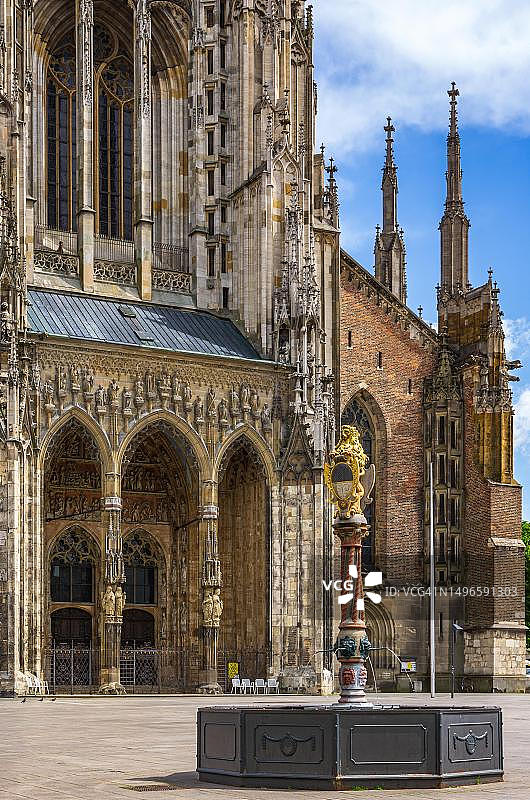 乌尔姆敏斯特大教堂西景和狮子喷泉，德国巴登-符腾堡州图片素材