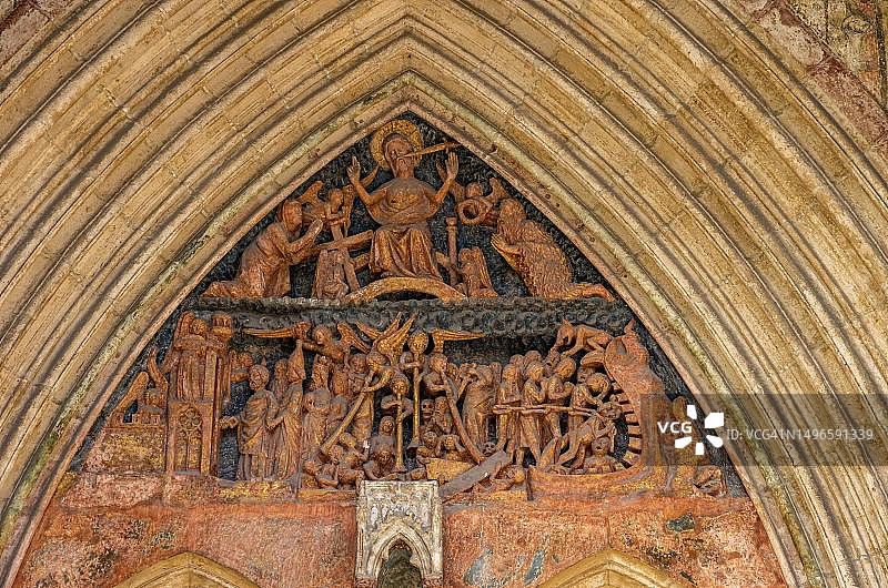德国巴登-符腾堡州乌尔姆市大教堂南侧广场东侧，带有哥特式风格的末日审判图案的法院入口拱门图片素材