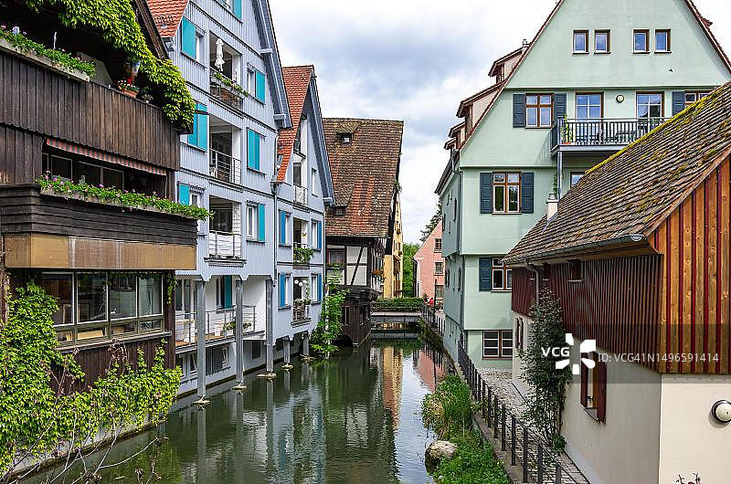 德国巴登-符腾堡州乌尔姆渔人区布劳河上的豪斯勒斯布吕克印象图片素材