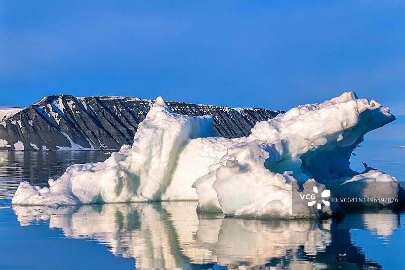 斯瓦尔巴群岛峡湾冰山图片素材