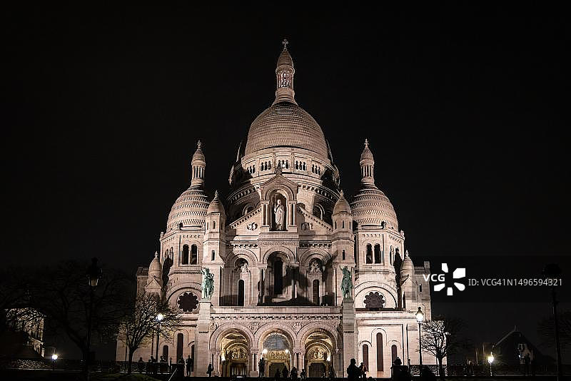 巴黎蒙马特圣心大教堂夜景，法国图片素材