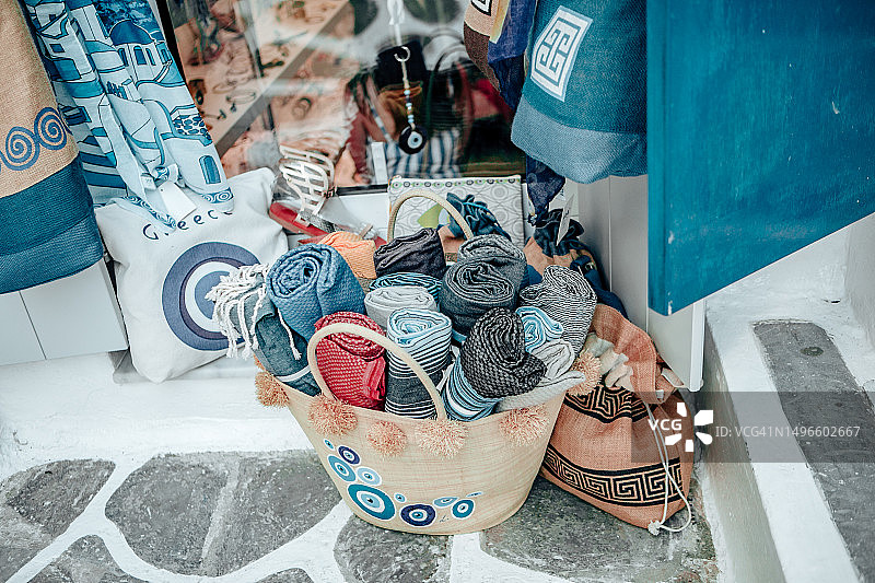 户外市场摊位上展示的篮装毛巾照片图片素材