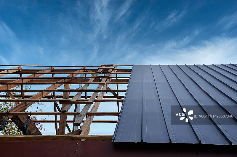 金属屋顶安装金属屋顶房屋图片素材