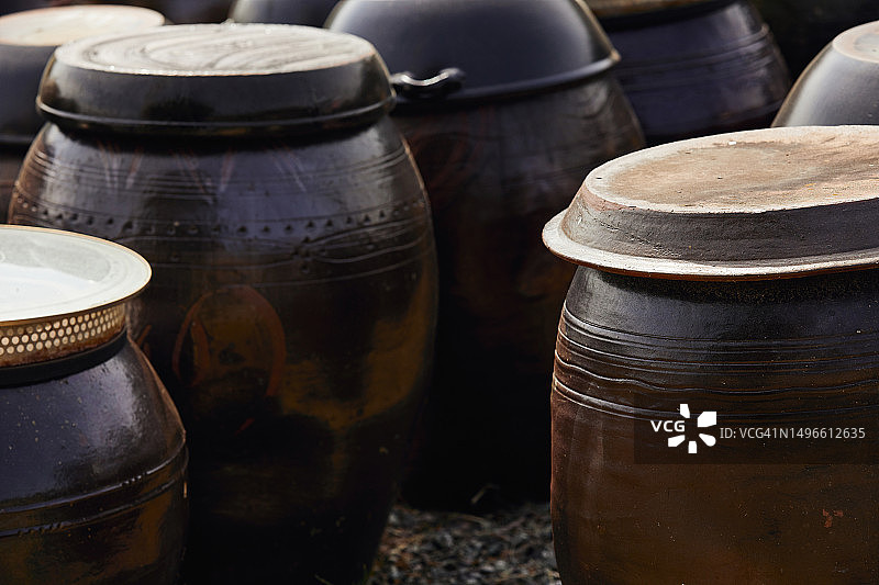 韩国文化：酱缸和坛子图片素材