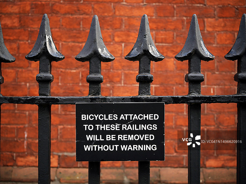 伦敦住宅楼自行车停放警示牌图片素材