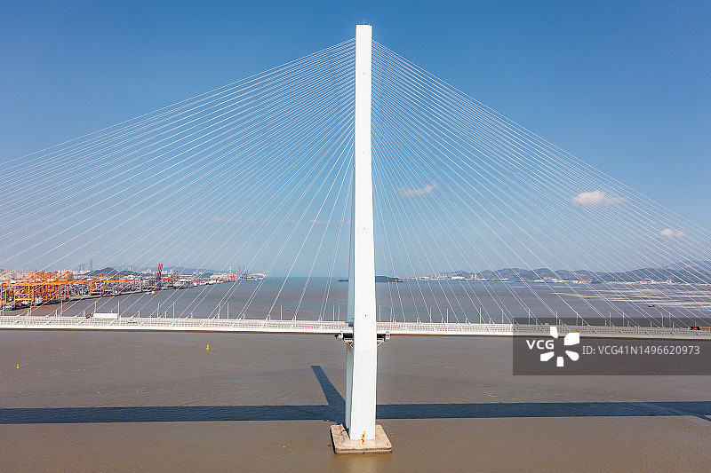 行驶在斜拉桥上的卡车图片素材