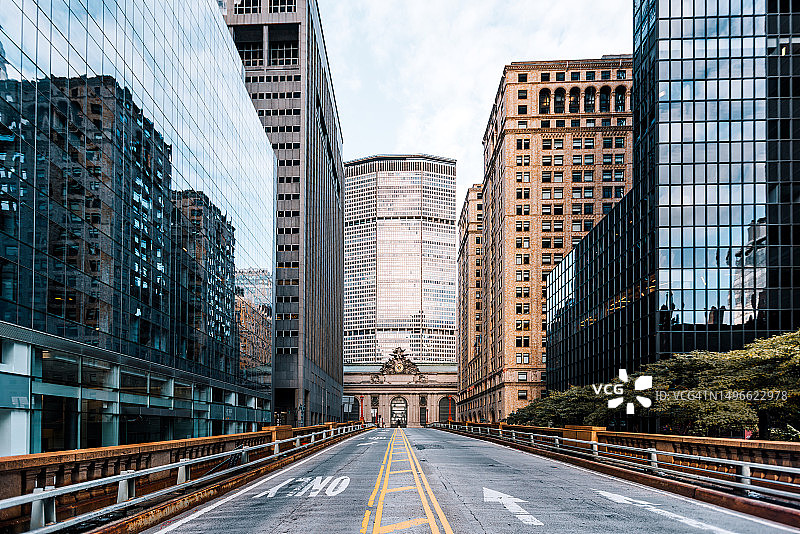 美国纽约曼哈顿中城的高楼大厦环绕下的中央车站图片素材