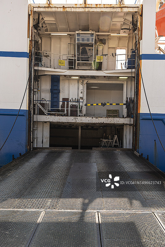 停靠在码头的冷冻拖网渔船的货舱图片素材