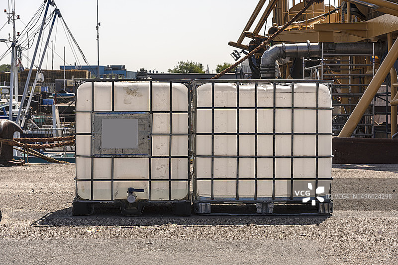 码头上伫立着的两个水箱图片素材