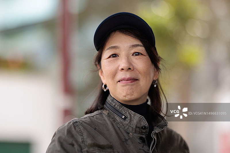 戴帽子的户外微笑女人图片素材