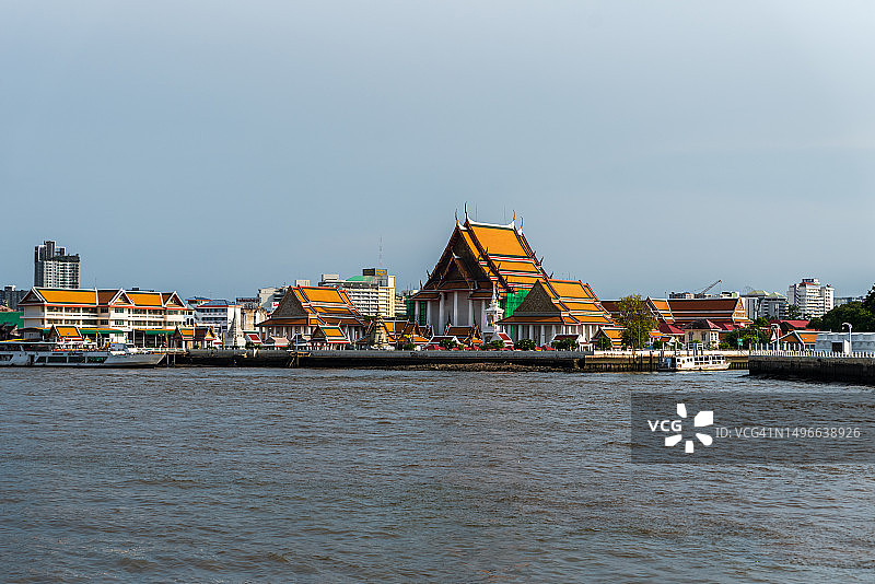 曼谷湄南河畔的佛教寺庙景观图片素材