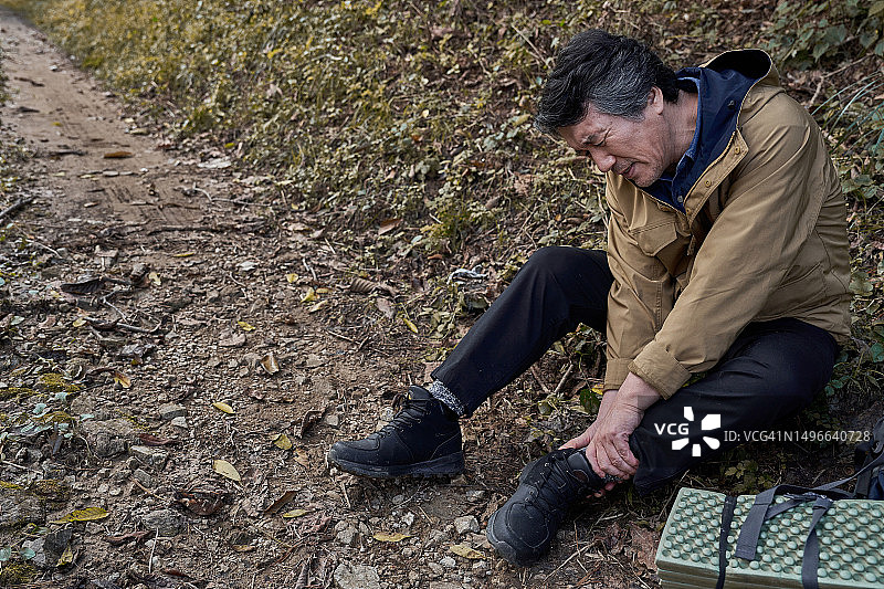 中年男子徒步旅行，注意安全图片素材