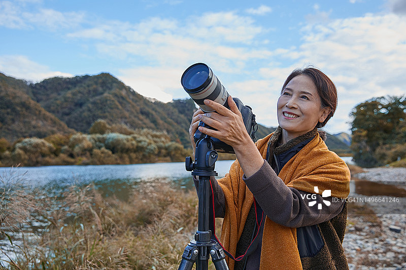 中年女性的摄影爱好与独自旅行图片素材