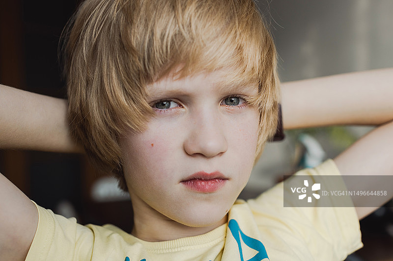 看着镜头的金发青少年男孩图片素材