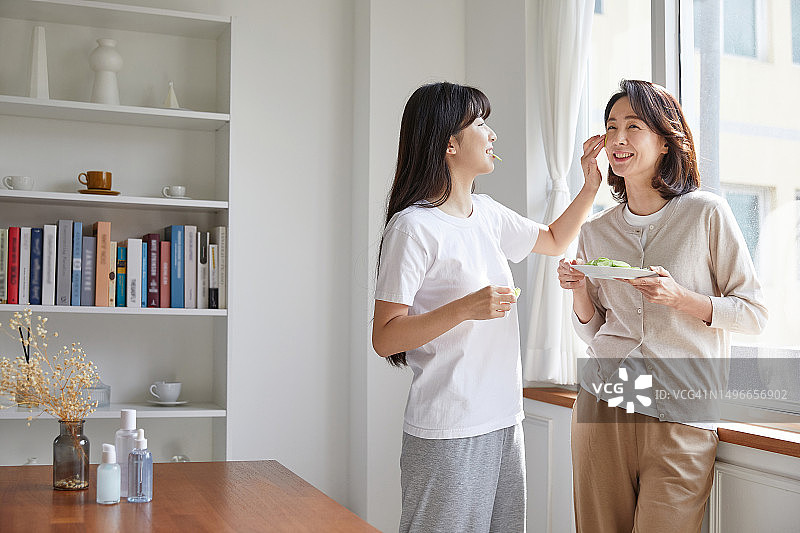 母亲、女儿、护肤、面膜、在一起的女人，生活方式图片素材