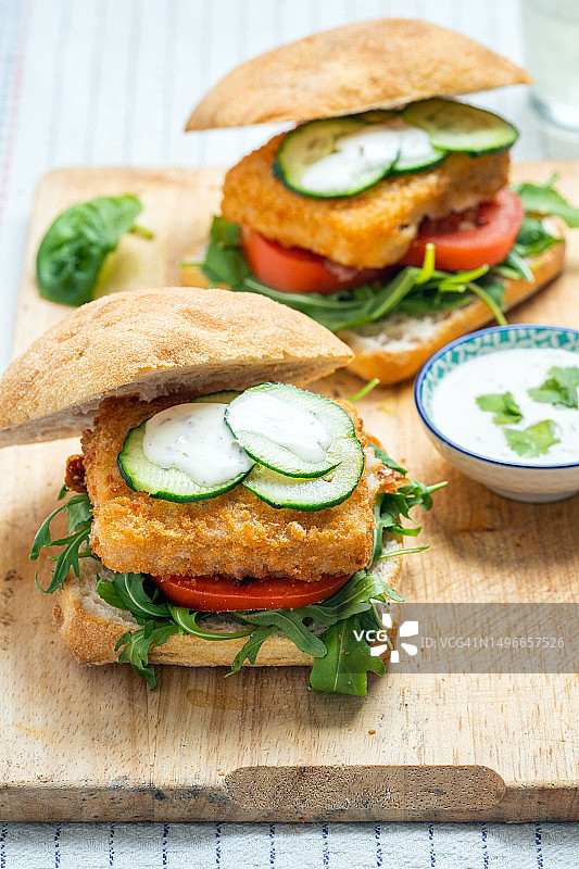 面包里的炸鱼汉堡图片素材