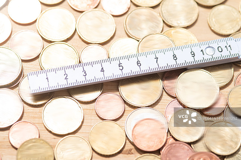硬币上的测量仪：投资概念图片素材