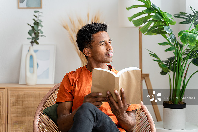 在家读书的微笑黑人男孩图片素材