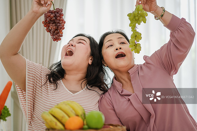 专业营养师为病人讲解健康饮食图片素材