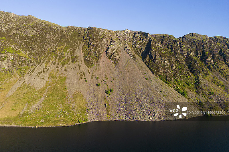 坎布里亚郡湖区伊尔吉尔黑德下方斯克里斯方向的荒原水域航拍图片素材